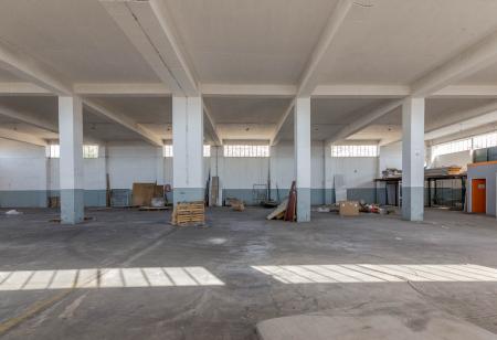 West Attica commercial space 1.000 sq.m for rent