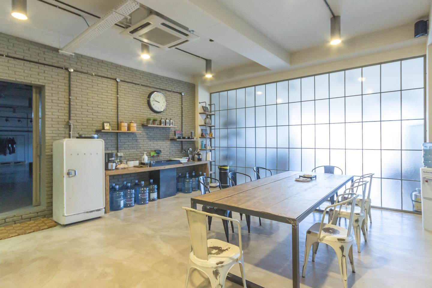 North Athens retail store 1.380 sq.m for rent