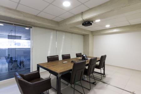 North Athens retail store 1.380 sq.m for rent